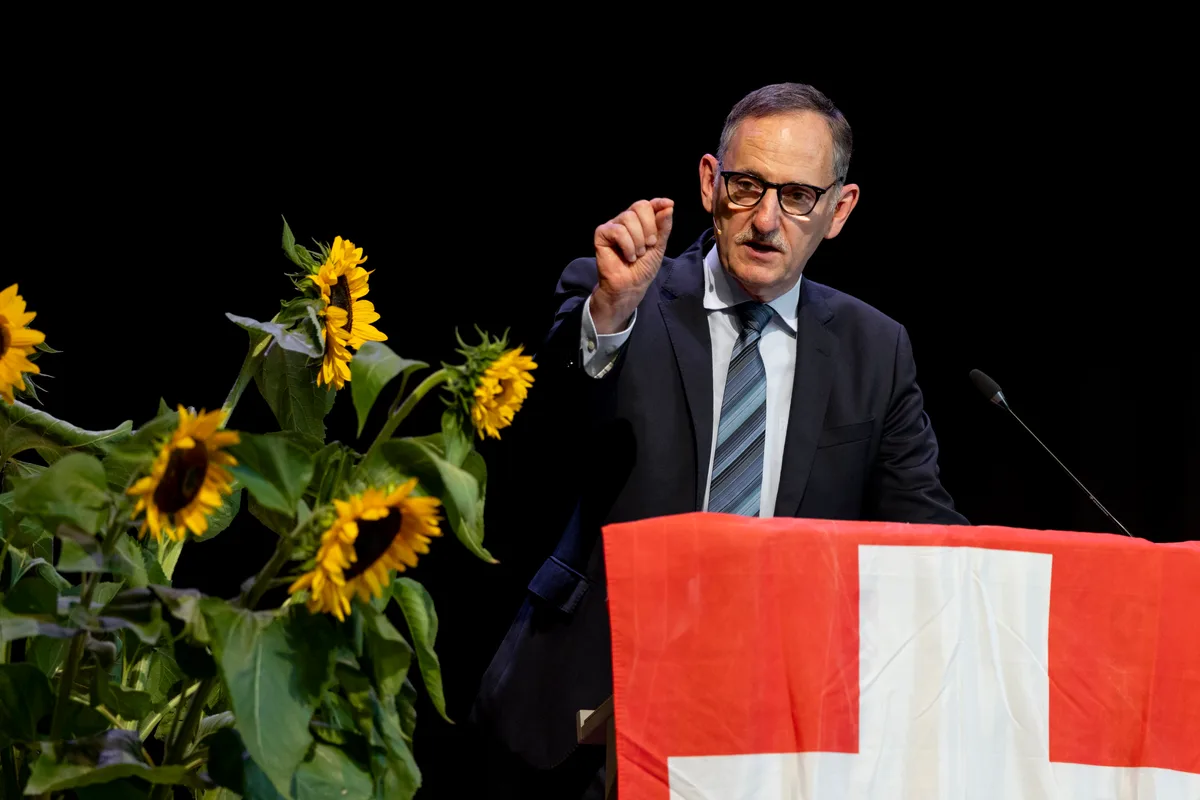 Mario Fehr (parteilos) schwärmte während seiner Rede von Pfäffikon. Mario Fehr am Rednerpult.